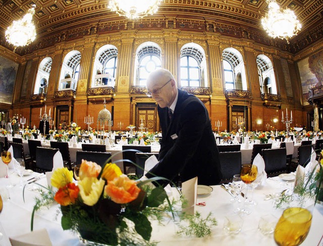 Ein Kellner deckt  im Hamburger Rathau...mier Tusk waren am Freitag eingeladen.  | Foto: ddp