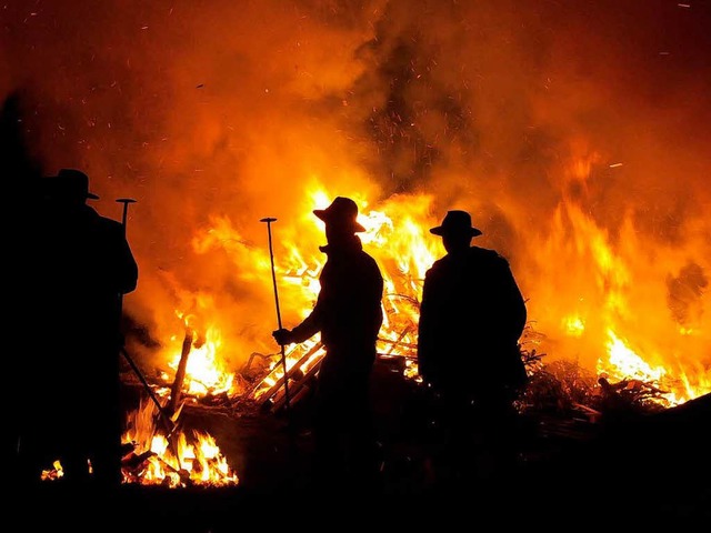 Im loderenden Feuer werden die Scheiben zum Glhen gebracht.  | Foto: Wolfgang Knstle