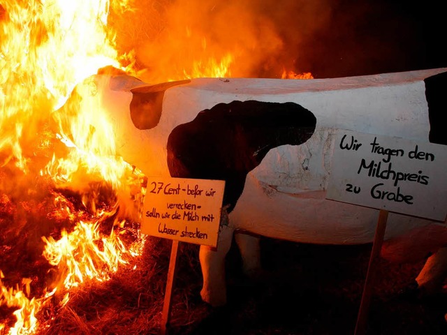 Fasnetfeuer auf der Brandhalde in Graf...pmach-Kuh fiel den Flammen zum Opfer.  | Foto: Chris Seifried