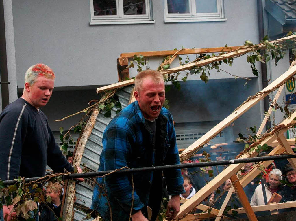 In einem alten Bauwagen kann viel Ungemach stecken: „Des git’s Holz im Winter“