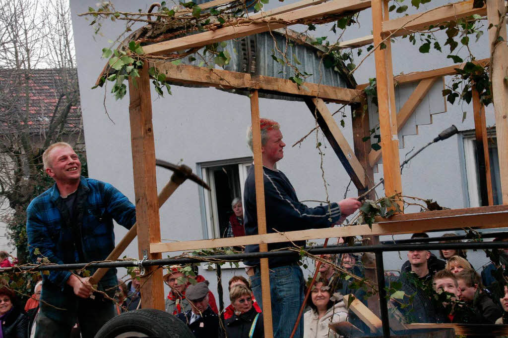 In einem alten Bauwagen kann viel Ungemach stecken: „Des git’s Holz im Winter“ .