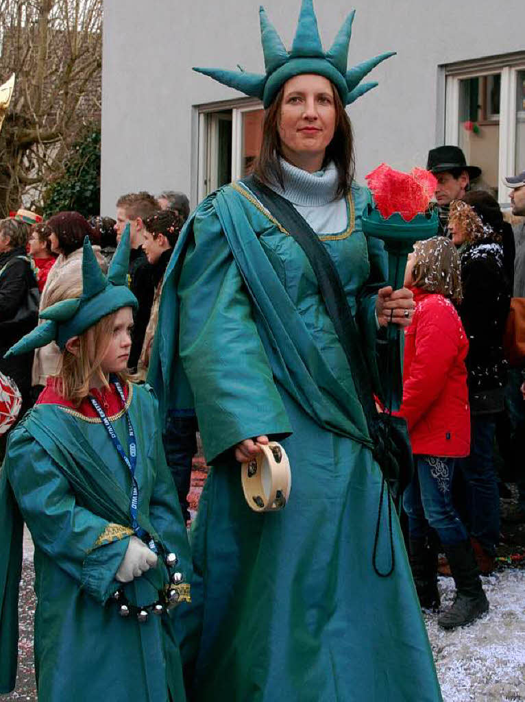 Musik,  Fasnachtscliquen und viel Schabernack beim Umzug  in Wiechs