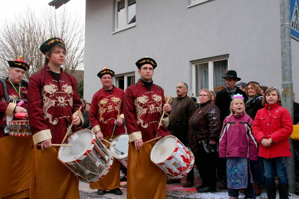 Musik,  Fasnachtscliquen und viel Schabernack beim Umzug  in Wiechs