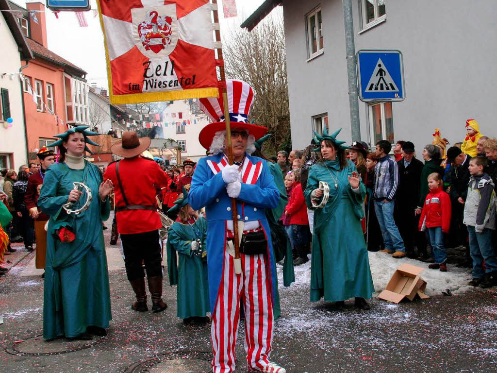 Musik,  Fasnachtscliquen und viel Schabernack beim Umzug  in Wiechs