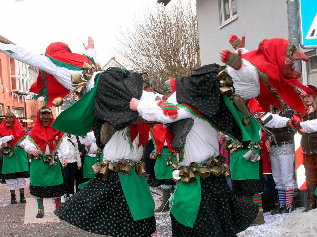 Musik,  Fasnachtscliquen und viel Schabernack beim Umzug  in Wiechs