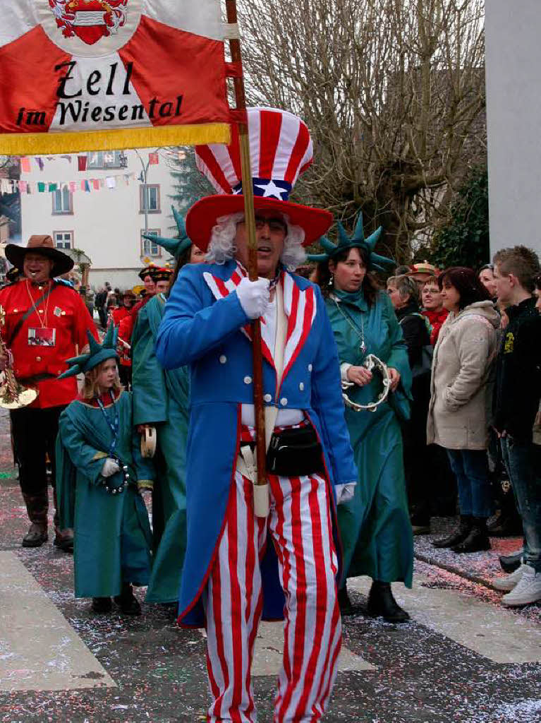 Musik,  Fasnachtscliquen und viel Schabernack beim Umzug  in Wiechs