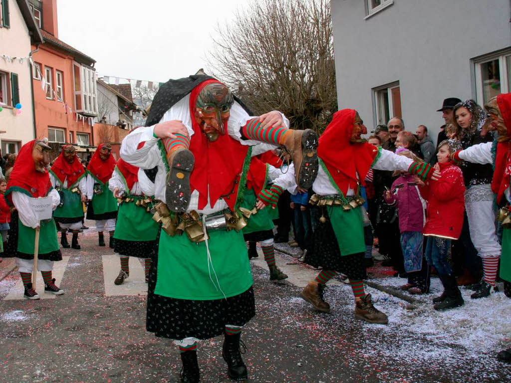 Musik,  Fasnachtscliquen und viel Schabernack beim Umzug  in Wiechs