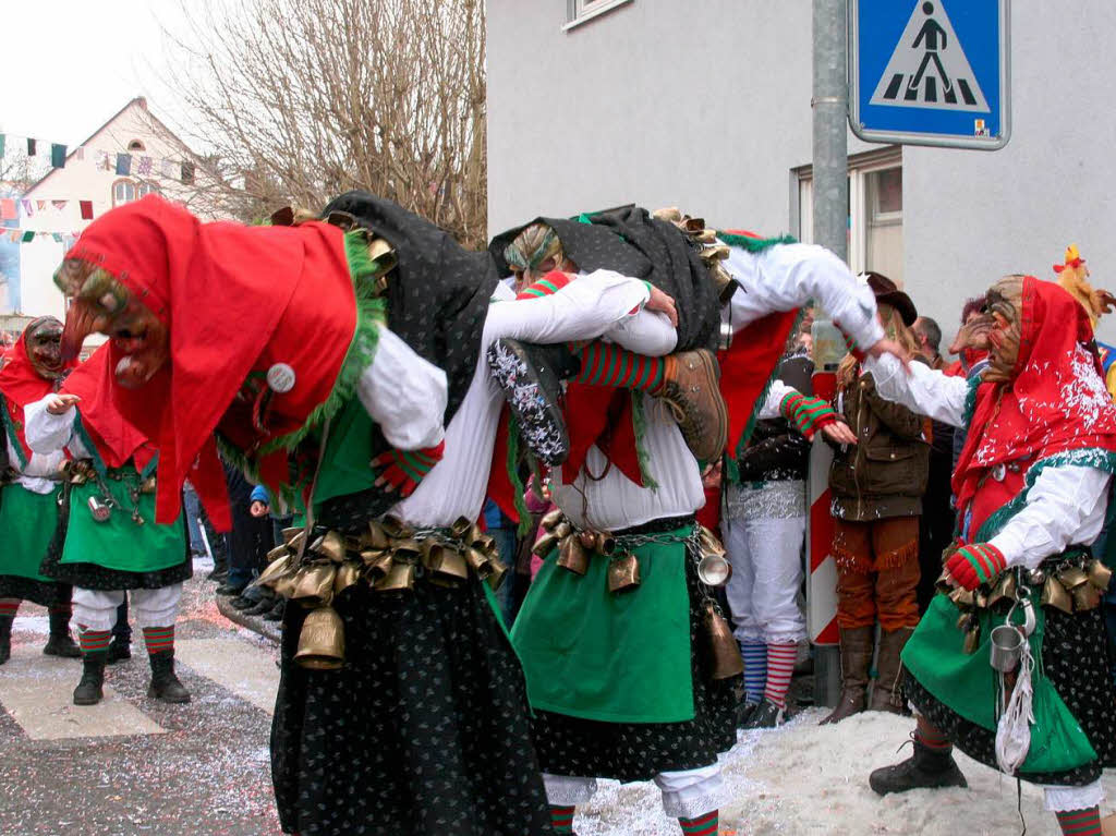 Musik,  Fasnachtscliquen und viel Schabernack beim Umzug  in Wiechs