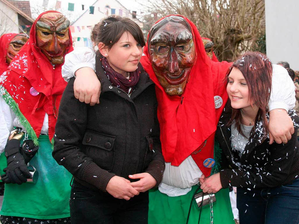 Musik,  Fasnachtscliquen und viel Schabernack beim Umzug  in Wiechs