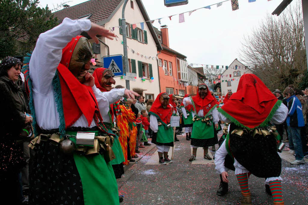 Musik,  Fasnachtscliquen und viel Schabernack beim Umzug  in Wiechs