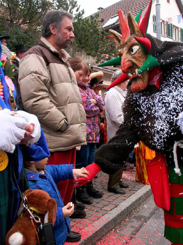 Musik,  Fasnachtscliquen und viel Schabernack beim Umzug  in Wiechs