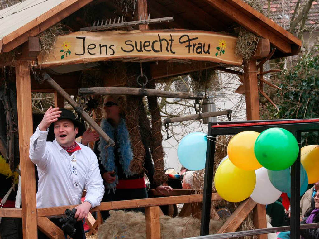 „Jens  suecht Frau“   heit es, in Anlehnung an eine TV-Serie  bei der Wiechser Buurefasnacht.