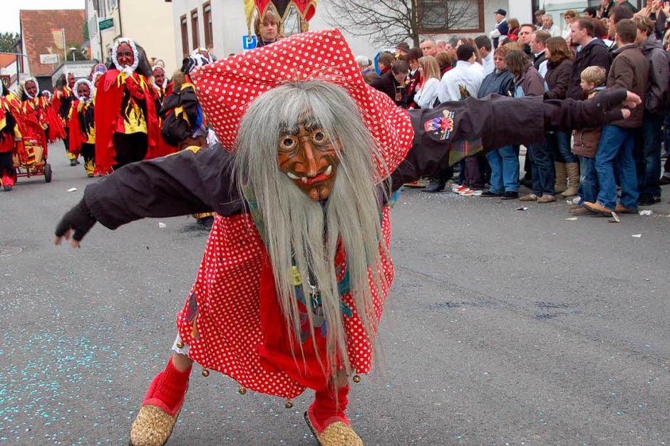 Viele Narren waren beim bunten Jubiläumsumzug mit dabei. (Foto: Tanja Bury) Viele Narren waren beim bunten Jubiläumsumzug mit dabei. (Foto: Tanja Bury)