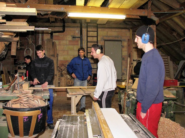 In einer Schreinerwerkstatt wurden die...das gespendete Holz zusammengetragen.   | Foto: ulrich Kluge
