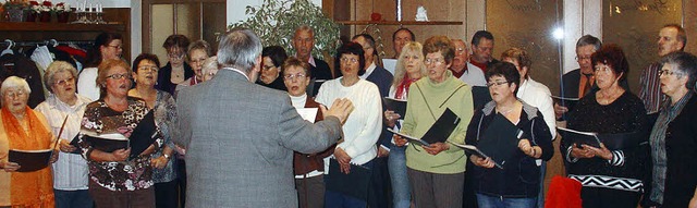 Die Mitglieder der Niederhofer  Chorge...re Generalversammlung musikalisch.      | Foto: Ungerer