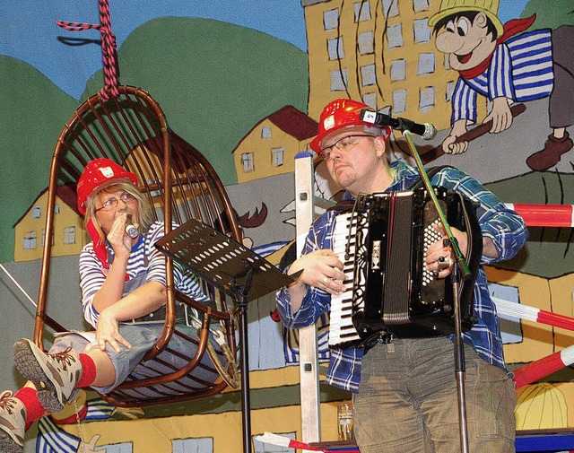 Die Abrissbirne (Ruthild Muser)  kommt, der Lenz (Rainer)  ist schon da.  | Foto: sigrid umiger