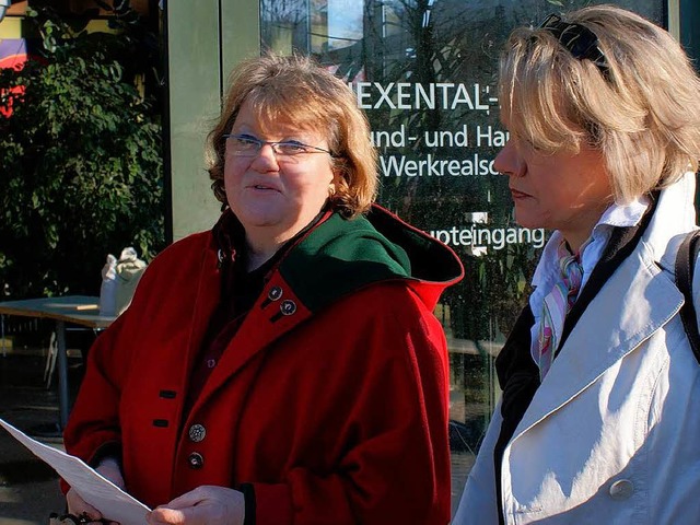 Schulleiterin Brigitte Preugschat (lin...anisierten die Elternbenachrichtigung.  | Foto: karlheinz scherfling