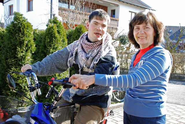 Ein vertrautes Bild: Mechthilde Schmitt mit ihrem Sohn Christian auf dem Rad   | Foto: gertrude siefke