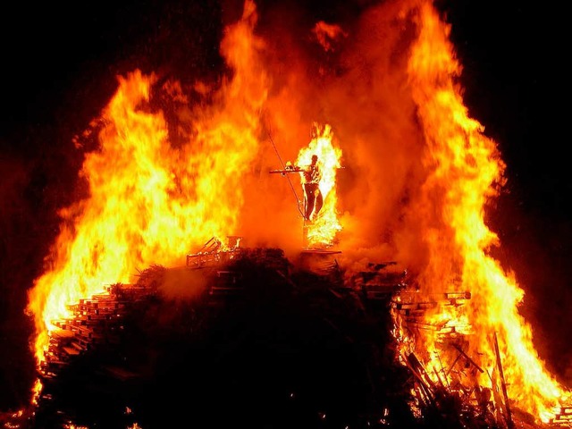 Hell und hoch lodert das Fasnachtsfeuer am Hnerberg  | Foto: Thomas Loisl Mink