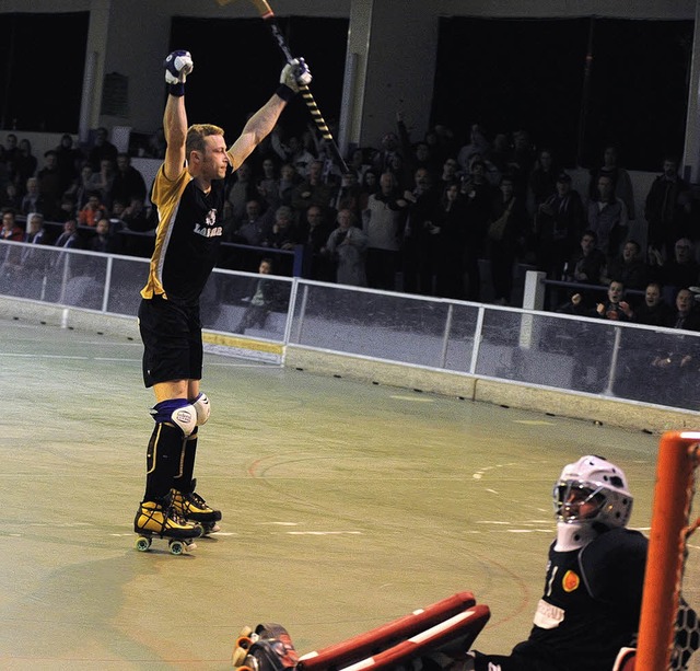 Die Erlsung fr den RSV Weil:  Tobias...den Genfer Torhter Matteo Cavadini.    | Foto: Meinrad Schn