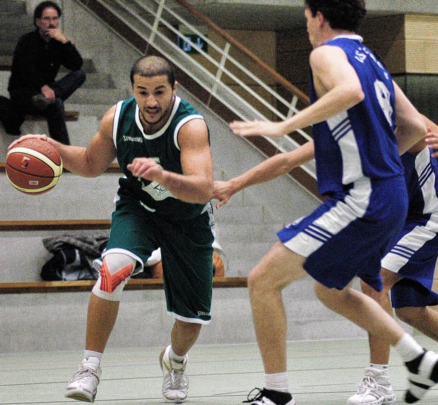 Sener Arslan (links), hier im Hinspiel... wichtigen Sieg beim USC Freiburg II.   | Foto: Peter Gerigk