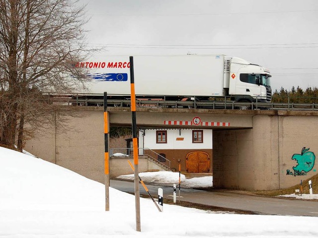 Das Haus Kpfle direkt neben der Bcke...ingen und Rtenbach keinen Lrmschutz.  | Foto: Martin Wunderle