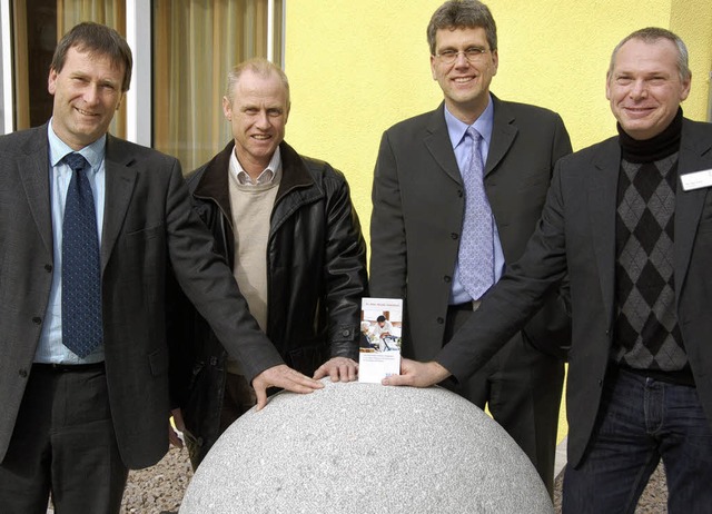 Wolfgang Ruf, Uwe Zimmer, Jrgen Beii... mit einem Flyer fr ihre Pflegeheime.  | Foto: katharina Wetzel