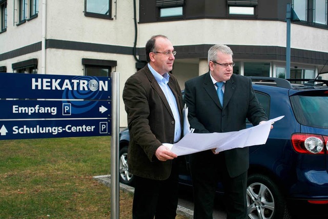 Peter Ohmberger (links) und Michael Ro...espannt auf die Plne fr den Neubau.   | Foto: Privat