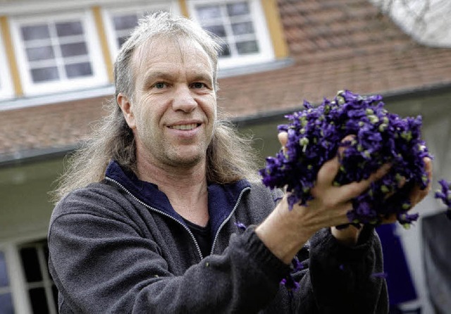 Zeigt her eure Kruter: Rudi Beiser mit einer Handvoll violetter Blten  | Foto: Christoph Breithaupt