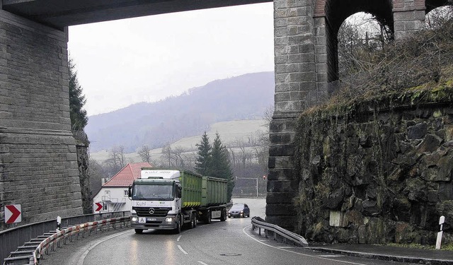 Ein stndiges Risiko fr den Schwerver...t die Autobahnabfahrt bei Hauenstein.   | Foto: Huber