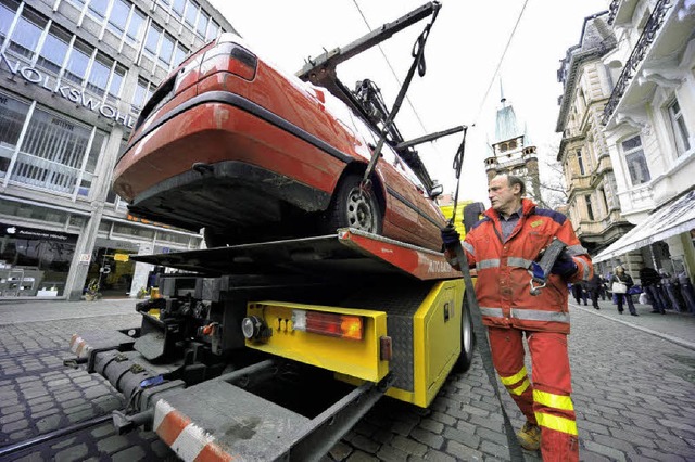 &#8222;Ich stehe ewig unter Strom&#822...n Auto in der Kaiser-Joseph-Strae ab.  | Foto: thomas kunz