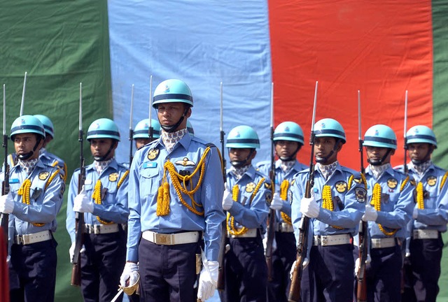 Soldaten der Luftwaffe von Bangladesch...getteten Kameraden  die letzte Ehre.   | Foto: afp