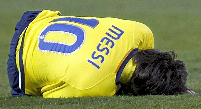 Lionel Messi am Boden: Auch beim Bara...luft es derzeit nicht wie gewnscht.   | Foto: dpa