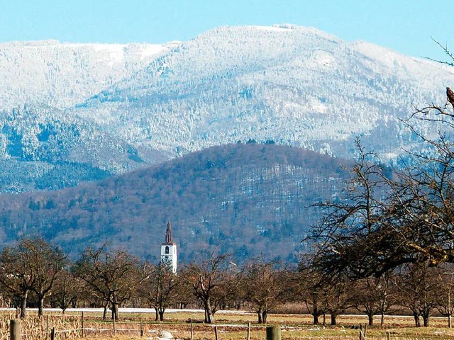 Der Kandel, von Vrstetten aus mit der Denzlinger Georgskirche gesehen.  | Foto: Pia grttinger