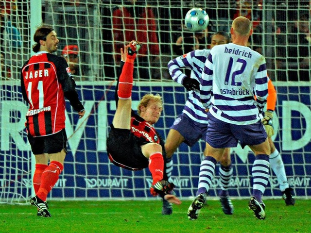 Akrobatisch: Tommy Bechmann erzielt das 1:0 gegen den VfL Osnabrck.  | Foto: Michael Heuberger