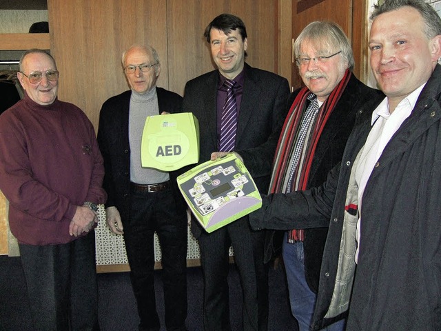 Ein Defibrillator fr die Vita Classic... und Notfallmediziner Armin Hartmann.   | Foto: SUSANNE MLLER