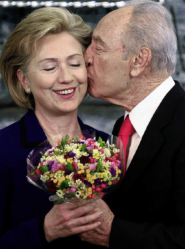 Blumen mit Kuss: Israels Prsident Sch...s heit Clinton  herzlich willkommen.   | Foto: dpa