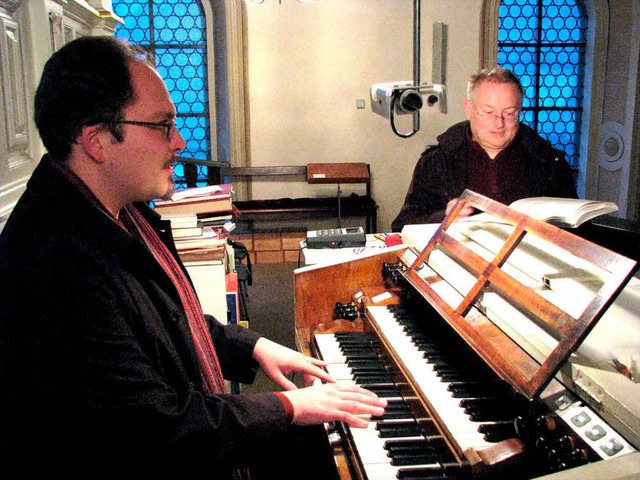 Stefan Pll an der Orgel, im Hintergrund Meinrad Walter   | Foto: monika Rombach