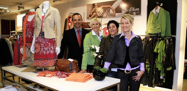 Eingebettet in die Modefarben des Frh...Gabriele Schneider-Bhrle (von links).  | Foto: Friederike Marx