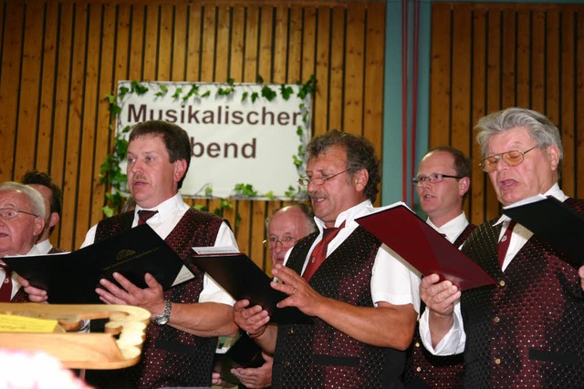 Die Grafenhausener Snger lieen  ihren Liedern freien Lauf.  | Foto: Decoux-Kone