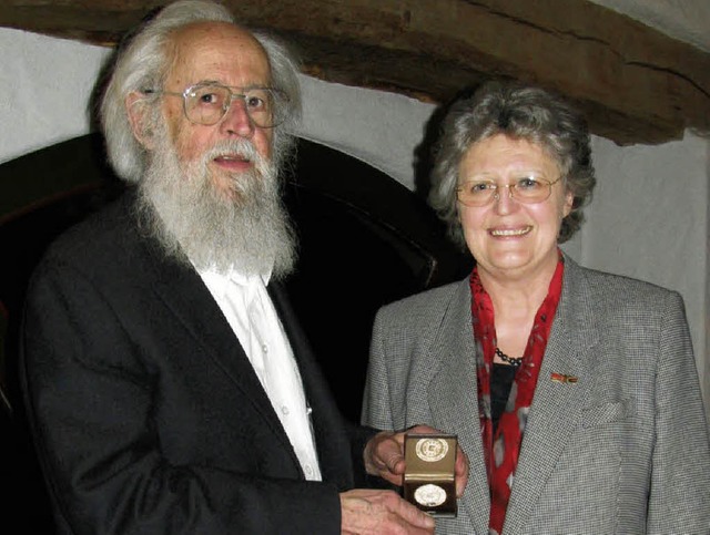 <Bildtext>Mit einer Gedenkmedaille der...erk im Freiburger Mnster.</Bildtext>   | Foto: Manfred Lange