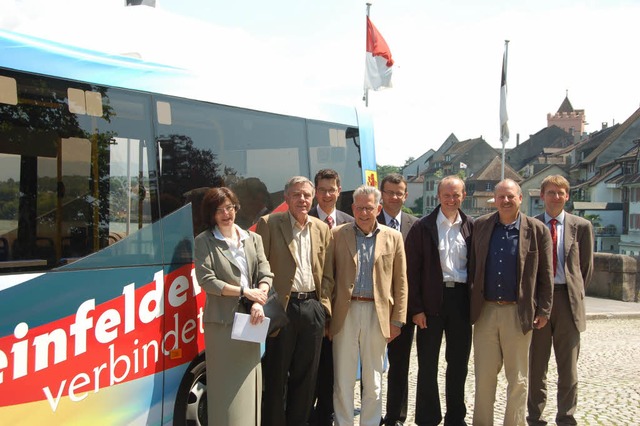 Am Montag waren im Stadtbus eine Menge... und Bernhard Nefzger (SBG-Marketing)   | Foto: Ralf H. Dorweiler