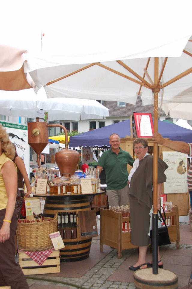 Altes Brenngeschirr und jede Menge Schnaps auf dem Rheinmarkt.    | Foto: BZ