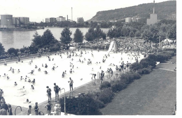 Das Freibad am Rhein in den  1960er Jahren, es  herrschte ein groer Andrang.   | Foto: Privat