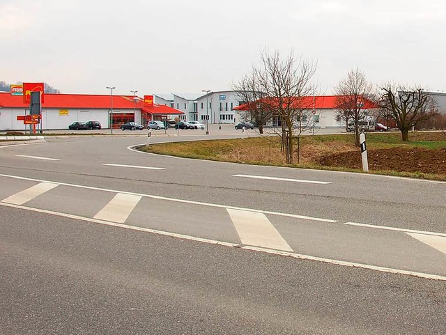 Gegenber von Penny, westlich der B3, ist Platz fr eine neue Tankstelle.    | Foto: Babeck-Reinsch