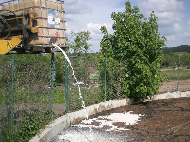 Wie lange mssen die Bauern ihre Milch noch wegschtten, bis sich was bewegt?   | Foto: Privat
