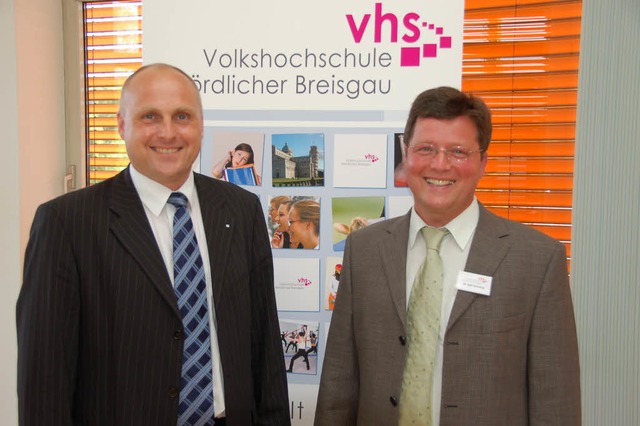 OB Stefan Schlatterer (links) berbrin...schen an VHS-Leiter Ralf Karl Oenning.  | Foto: marius Alexander