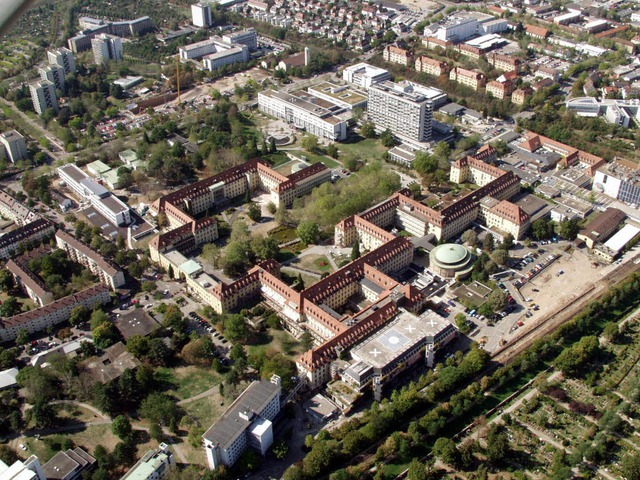 Das Uniklinikum Freiburg aus der Luft ...zzentrum Bad Krozingen zusammengehen.   | Foto: Sasse
