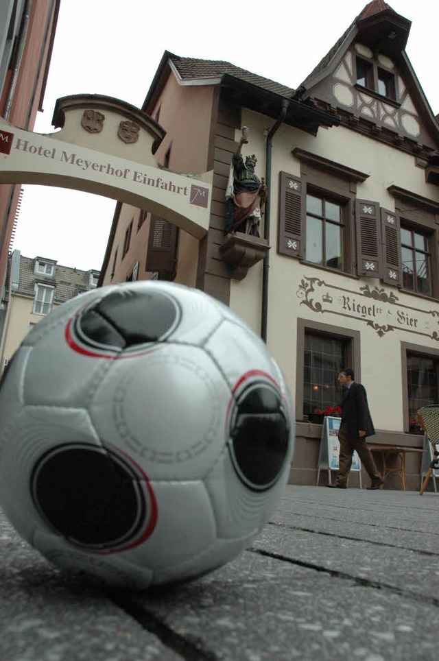 Die Fuball-EM scheint Lrracher Hotel... von der Nhe zu Basel erhofft hatten.  | Foto: Arne Bensiek