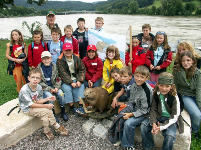 Gruppenbild mit (ausgestopftem) Biber:...n auf die Spurensuche der Nagetiere.    | Foto:  Charlotte Frse